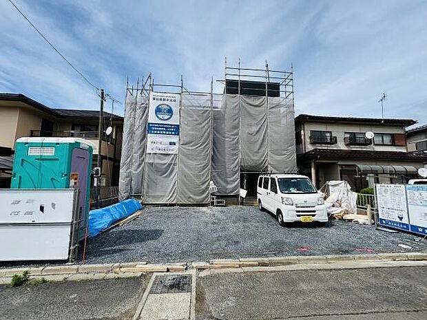 現在建築中の物件です。前面道路が広く車の出入りも快適に行えます。近隣に住宅が並ぶ落ち着いた環境です。敷地内に駐車スペースがあり利便性に配慮されています。