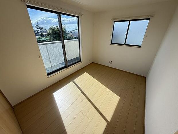 2面採光で明るさが広がる子供部屋です。フローリングが清潔感を演出しています。シンプルな空間で使い勝手の良さが感じられます。ベランダにも出られる窓がある点がポイントです。窓からの眺望も魅力のひとつです。