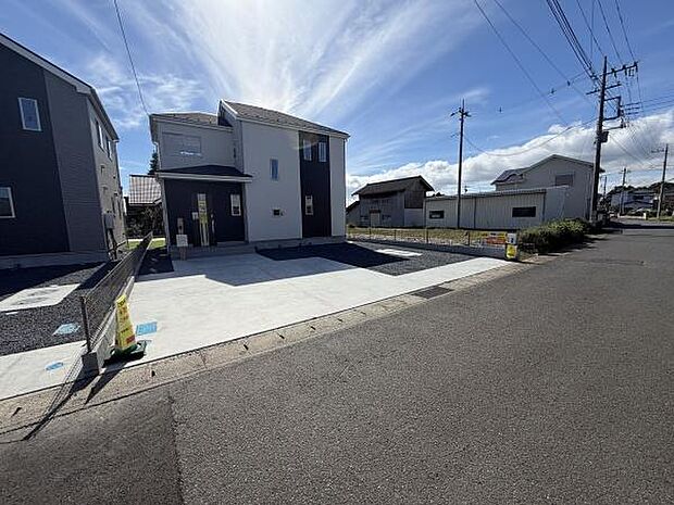広々とした敷地があり車の出し入れもスムーズに行えます。道路からのアクセスも良好な駐車場です。ゆとりのある設計で複数台の駐車にも対応できます。前面がしっかり舗装されているため利用しやすい環境です。