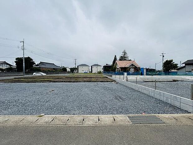 敷地が広く建築やレイアウトのプランが考えやすい土地です。前面道路に接道しており車の出入りもスムーズに行えます。周囲には住宅が並び落ち着いた雰囲気が感じられます。整地済みのためすぐに利用開始が可能です。