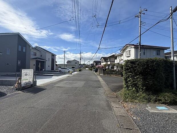 広々とした前面道路が印象的で周囲は落ち着いた住宅街です。交通量も少なめで車の出入りがしやすい環境です。電柱や電線がきちんと整備されているため安心感があります。道路の幅員も確保されている点が魅力です。
