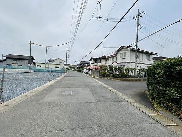 前面道路が広く車の出入りや歩行にもゆとりがあります。住環境が整った住宅街の一角です。周辺には整然とした家並みが広がっています。道路状況も良好で移動しやすい環境です。静かな街並みが印象的です。