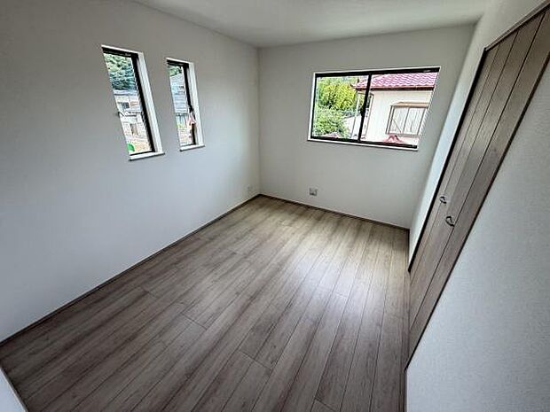3つの窓から自然光がたっぷりと入る明るい子供部屋です。フローリングは落ち着いた色合いでどんなインテリアにも合わせやすい空間です。収納スペースも設けられておりすっきりと片付けやすいのが特徴です。