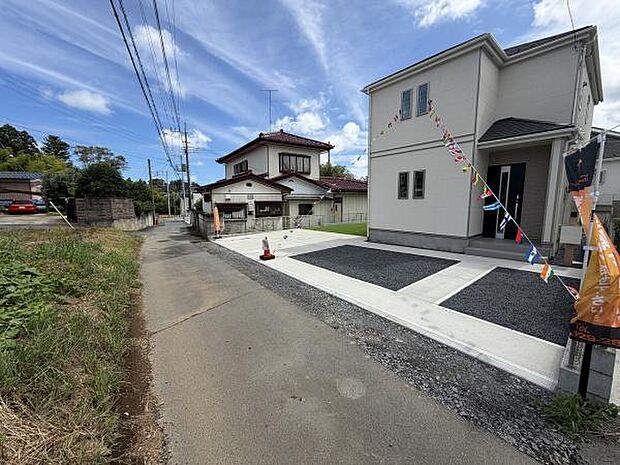 ゆとりのある駐車場スペースが確保されています。前面道路からの出入りもスムーズにできます。シンプルで使いやすいレイアウトです。舗装部分が明確に分かれているので車の駐車もしやすいです。