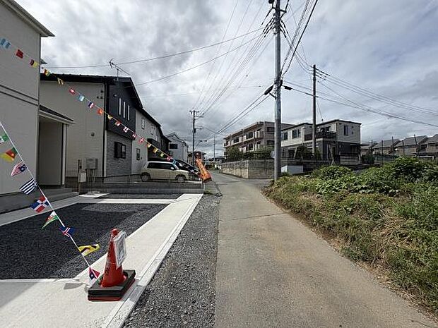 前面道路は幅があり車の出入りもスムーズに行えます。周辺には住宅が建ち並び住環境が整っています。現地写真から日当たりの良さが感じられます。電柱などのインフラ設備も充実しています。