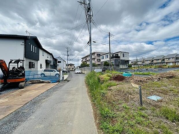 現地周辺は落ち着いた雰囲気の住宅街に位置しています。道路も整備されており車の出入りがスムーズです。開放感のある立地が魅力です。