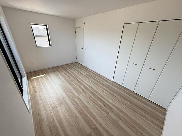 明るい光が差し込む子供部屋です。ナチュラルなフローリングが空間を広く感じさせます。収納スペースも充実しており整理整頓に便利です。落ち着いた色合いでお好みに合わせたインテリアが可能です。