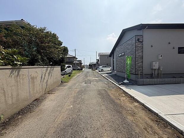 前面道路は舗装されており敷地へのアクセスがしやすいです。周辺には住宅が立ち並び落ち着いた雰囲気が漂います。敷地横には駐車スペースも確保されています。道路幅もあり車の出入りがしやすい環境です。