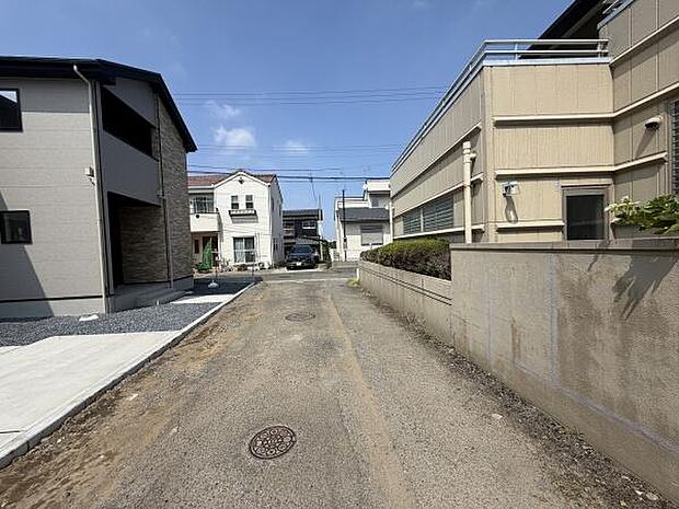 現地写真には前面道路がしっかりと映っており車の出入りもスムーズにおこなえます。道路幅も確保されているため日常の移動にも便利です。周囲には落ち着いた住宅が並び整った街並みが感じられます。