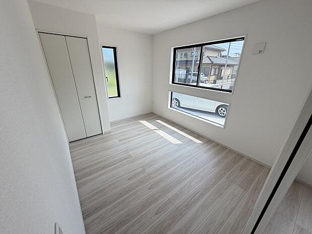 明るい日差しが差し込む子供部屋です。二面採光で室内がしっかりと照らされます。クロゼット付きで収納スペースが確保されています。シンプルな内装でレイアウトの自由度があります。