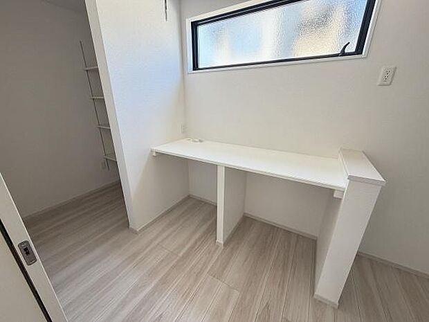 明るい窓から自然光が入る空間です。シンプルなデザインで無駄のない洗面台となっています。床や壁も明るい色調で清潔感が感じられます。隣には収納スペースも設けられていますので使いやすいです。