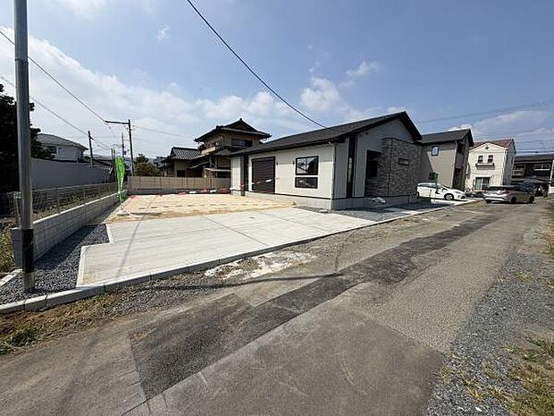 広々とした駐車場スペースを確保しており複数台の車を快適に駐車可能です。道路からの出入りもしやすい設計となっています。敷地内に位置しており移動もスムーズに行えます。駐車場の舗装もきれいに整っています。