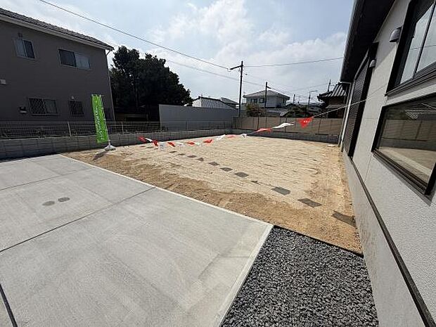 ゆとりのある庭スペースが広がり開放感を感じられます。整地されており多目的に利用できます。すっきりとした印象の外観が特徴です。日当たりも良く快適に過ごせます。フェンスに囲まれていて安心感があります。