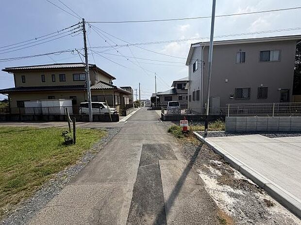 現地前面道路は幅員がしっかり確保されており車の出入りもスムーズに行えます。周囲は住居が並び落ち着いた環境になっています。舗装された道路が続いており歩行や車移動がしやすい状況です。