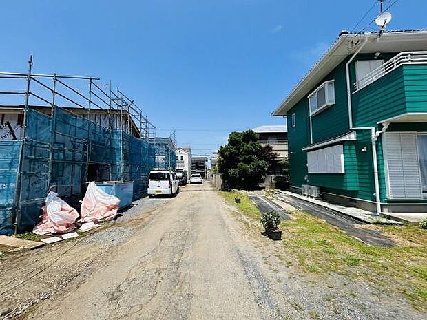 前面道路は広さがあり車の出入りもスムーズに行えます。落ち着いた住宅街に位置しており周囲に新築も見られます。明るい空の下開放感があります。道路沿いの建物もきれいに整っています。