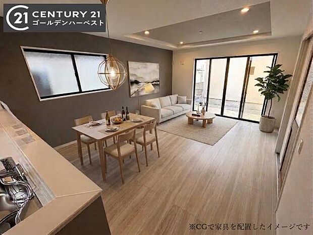 大型の窓から光が差し込む開放感あるリビングです。ナチュラルなフローリングが空間を明るく見せ落ち着いた色合いの壁がアクセントとなっています。シンプルなインテリアが調和しすっきりとした印象を与えます。