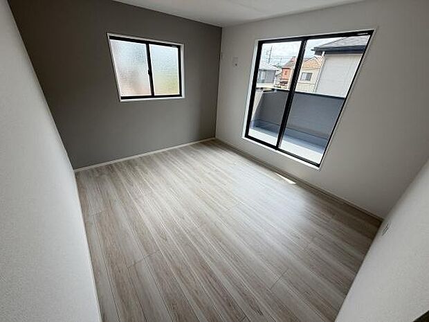 シンプルなデザインの寝室でゆったりとした空間が広がっています。大きな窓から自然光がたっぷりと差し込み室内が明るくなります。フローリングの質感が落ち着いた雰囲気を演出しています。
