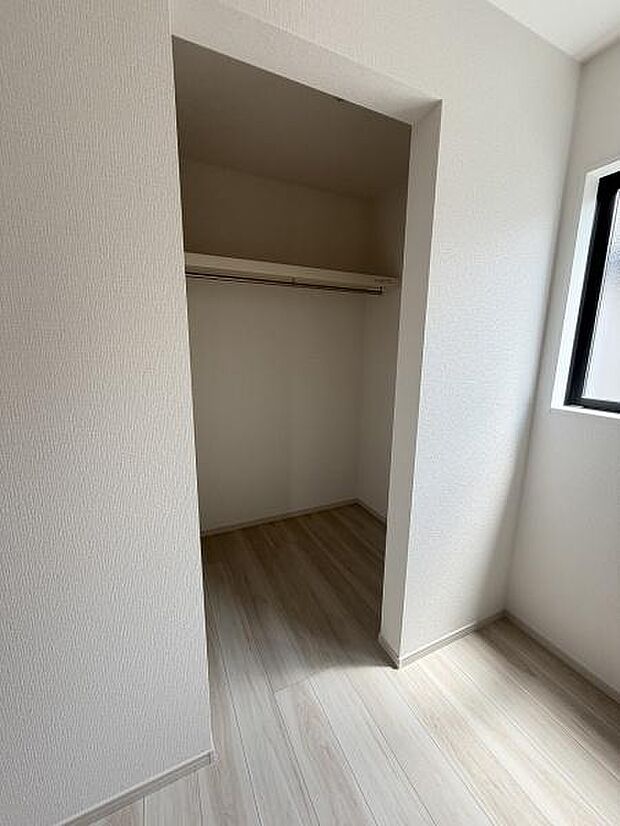 奥行きのある収納スペースはシンプルな内装で整えられています。床から天井までしっかりと使える間取りとなっています。出し入れしやすい位置に設置されており使い勝手にも配慮されています。