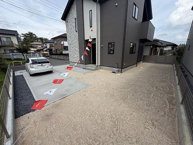 ゆとりある庭スペースでさまざまな用途に活用できます。周囲にフェンスが設置されていて安心感があります。敷地内に駐車スペースも確保されています。周辺環境も静かで落ち着いた印象です。