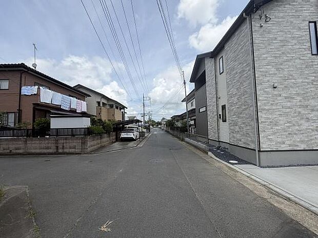 前面道路が広く車の出入りがしやすい印象です。住宅街らしい落ち着いた雰囲気が感じられます。周辺には新しい建物も多く環境が整っています。電線が上空にあり開放感もあります。見通しの良い現地写真です。