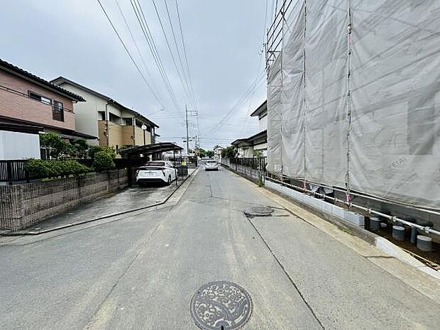 前面道路は幅員がしっかりと確保されており車の出し入れがしやすい印象です。周辺には住宅が立ち並び落ち着いた雰囲気が広がっています。現地は道路との高低差が少なくアクセスもしやすい立地です。