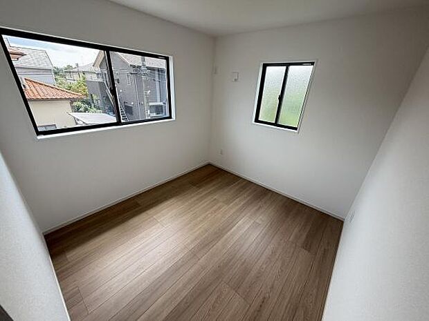 二面に窓があり採光性のある明るい子供部屋です。シンプルな内装でコーディネートしやすい空間となっています。ナチュラルなフローリングが部屋を落ち着いた雰囲気にしています。