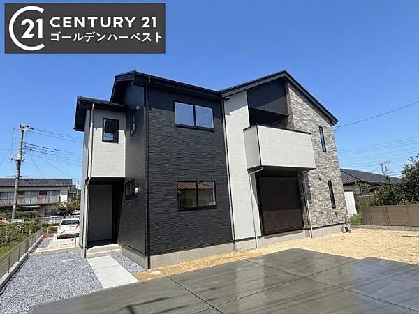 スタイリッシュな外観が目を引くモダンなデザインの建物です。住宅の周囲には広々としたスペースが確保されており駐車も快適に行えます。シンプルながらも洗練された印象を与える外壁デザインが魅力的です。