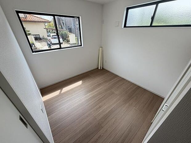 2面採光が特長の洋室です。窓が大きく日差しが差し込む明るい空間となっています。ナチュラルな木目調の床が落ち着いた雰囲気を演出します。シンプルな室内は様々なインテリアに合わせやすいです。