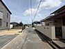 その他：前面道路は幅員があり車の出入りもスムーズに行えます。周囲は住宅が並び落ち着いた街並みが広がっています。舗装された道路がしっかりと整備されており日当たりも良好です。