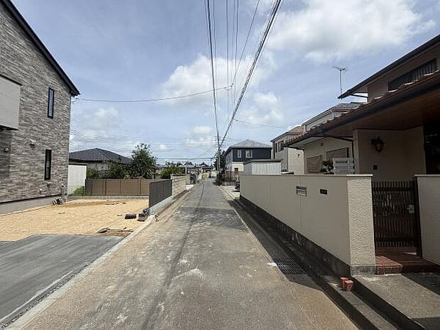 前面道路は幅員があり車の出入りもスムーズに行えます。周囲は住宅が並び落ち着いた街並みが広がっています。舗装された道路がしっかりと整備されており日当たりも良好です。