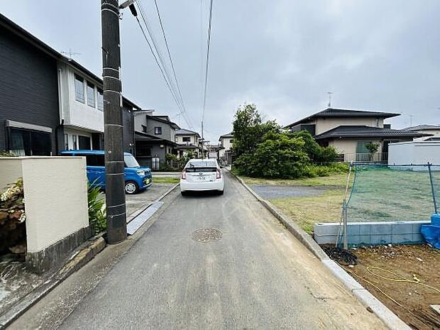 前面道路が舗装されており住宅街らしい落ち着いた雰囲気が感じられます。車の出入りもスムーズに行えそうな幅員です。周囲には戸建て住宅が立ち並び清潔感が保たれています。
