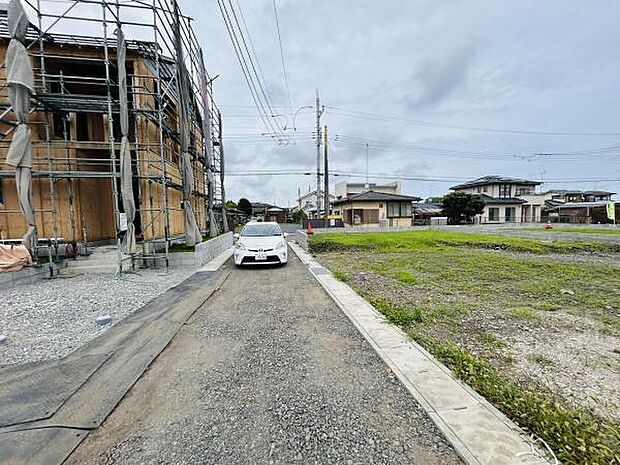 現地は周囲に住宅が建ち並び前面道路も整備されています。車の進入がしやすく住宅の建築も進んでいます。周辺には広々とした空き地もあり開放感があります。落ち着いた雰囲気の住宅街が広がっています。