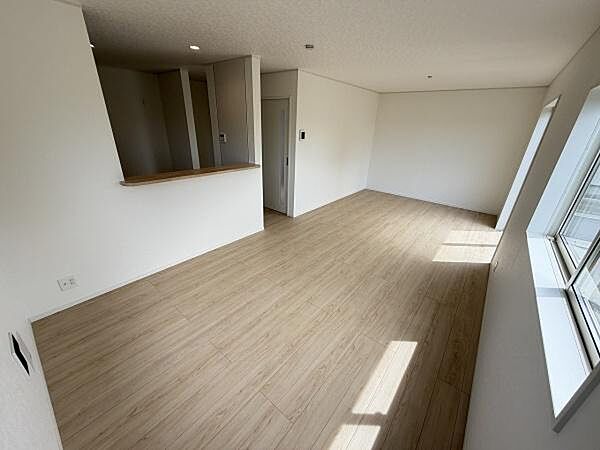 大きな窓から光が差し込む明るいリビングです。すっきりとした内装で使い勝手の良い空間となっています。フローリングが全体を温かく演出します。広々としたリビングが魅力です。家具の配置も自由自在です。