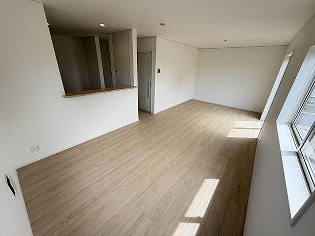 大きな窓から光が差し込む明るいリビングです。すっきりとした内装で使い勝手の良い空間となっています。フローリングが全体を温かく演出します。広々としたリビングが魅力です。家具の配置も自由自在です。