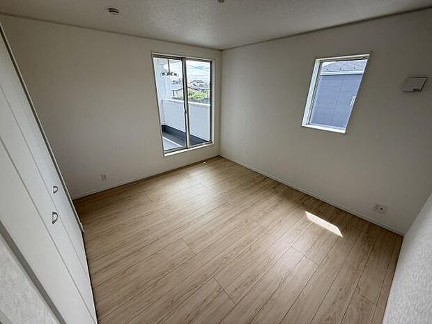 シンプルな内装で家具の配置がしやすい寝室です。二面の窓から光が差し込み室内が明るく感じられます。クローゼットも備わっており収納にも便利です。バルコニーへの出入りもスムーズです。