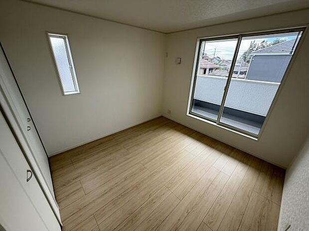 明るい窓からやさしい光が差し込む子供部屋です。ナチュラルなフローリングが温かみを感じさせます。クローゼット収納も設けられているため整理整頓しやすい空間です。2階のため静かな環境が確保されています。