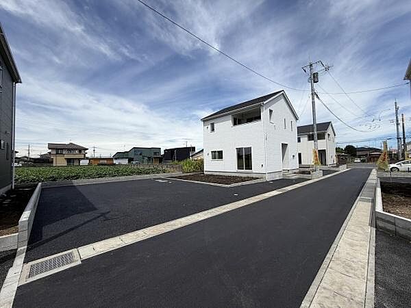 広々とした駐車場スペースが確保されており車の出し入れもスムーズに行えます。周辺も見通しが良く駐車がしやすい環境です。アスファルト舗装が整っていて毎日の利用にも安心感があります。