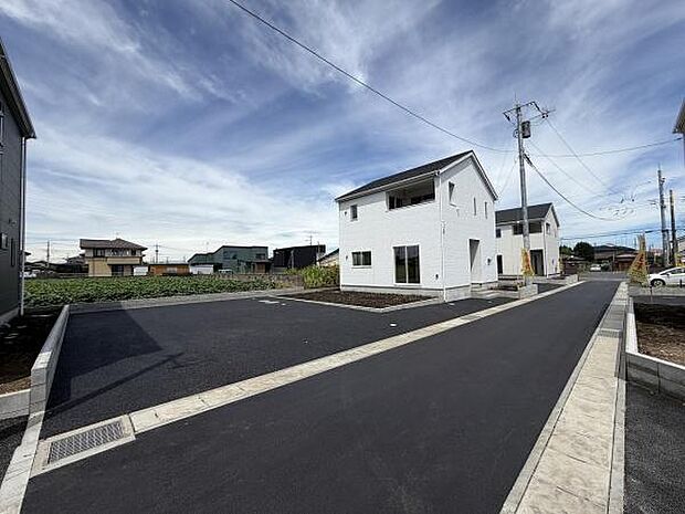 広々とした駐車場スペースが確保されており車の出し入れもスムーズに行えます。周辺も見通しが良く駐車がしやすい環境です。アスファルト舗装が整っていて毎日の利用にも安心感があります。