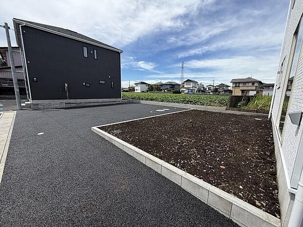 敷地内にしっかりと区分けされた庭スペースがあります。通路も広く車の出し入れがしやすい構造です。周囲は開放感のある環境で明るい陽射しが差し込みます。手入れのしやすい形状もポイントです。