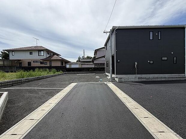 前面道路は整備されており車の出入りがしやすい配置です。現地は落ち着いた環境に位置しています。道路幅も十分に確保されています。周辺は住宅が立ち並ぶエリアです。敷地と道路の接道も分かりやすい状態です。