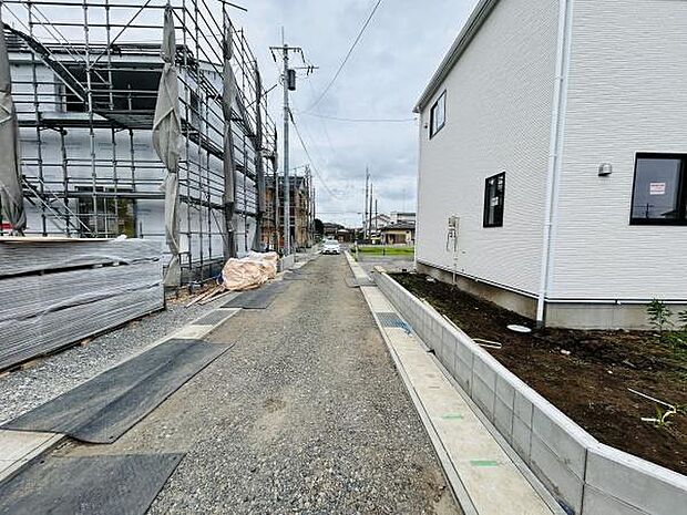 前面道路が広く車の出入りもスムーズに行いやすい立地です。周辺は新築住宅が並び整備が進んでいるエリアです。建物前のスペースもゆとりがあり日当たりも期待できます。造成済みの歩道も安心して利用できます。