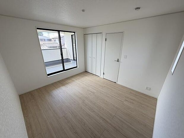 明るい光が差し込む子供部屋です。ナチュラルなフローリングが空間を広く見せます。収納スペースもあり整理整頓しやすい設計です。バルコニー付きで換気もしやすいです。