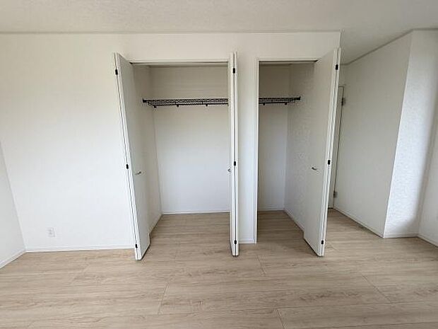 二つの収納スペースが備わっており衣類や小物の整理がしやすい仕様です。シンプルなデザインで室内の雰囲気を損なわず収納力も十分です。扉は開閉がしやすく使い勝手の良さを感じられます。
