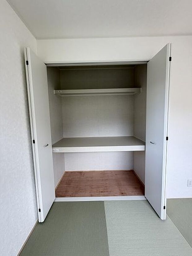 奥行きのある収納スペースでたっぷりと荷物を整理できます。使いやすい棚が備わっており収納効率を高める設計です。扉付きのためすっきりとした印象を保てます。和室にも馴染むシンプルなデザインが特徴です。
