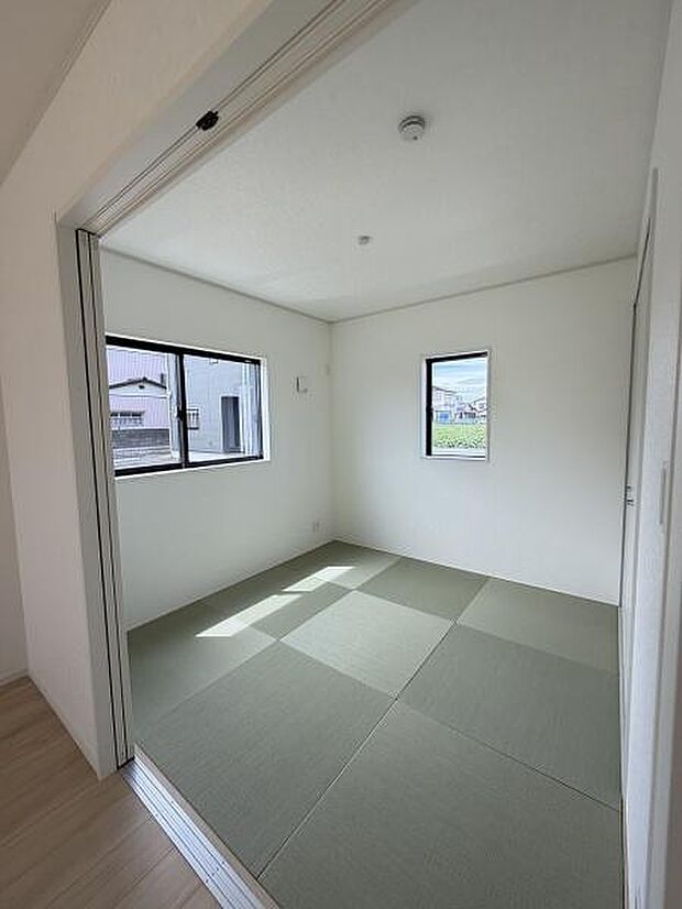二面採光の和室は明るい雰囲気が特徴です。シンプルな内装で使いやすい空間となっています。窓から自然光がしっかり入ります。畳敷きで落ち着いた印象です。スライド扉で他の部屋と仕切れる設計も魅力です。