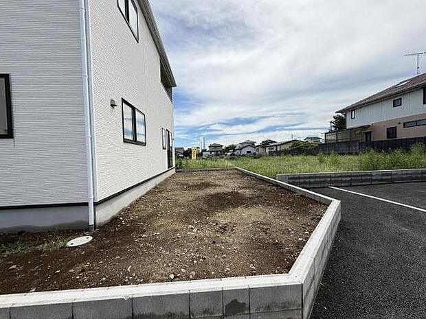 角地に位置する庭が目を引きます。シンプルな造りで使い方の幅が広がります。周囲と程よく距離があり開放感が得られる空間です。日当たりも良好でさまざまな活用が可能です。