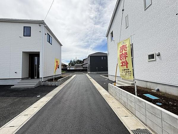 新しく整備された道路が現地まで続いています。周囲の建物も新しく清潔感があります。通路幅もしっかり確保されておりゆとりを感じられる現地写真です。現地の様子が分かりやすいアングルで撮影されています。
