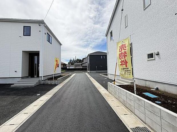 新しく整備された道路が現地まで続いています。周囲の建物も新しく清潔感があります。通路幅もしっかり確保されておりゆとりを感じられる現地写真です。現地の様子が分かりやすいアングルで撮影されています。