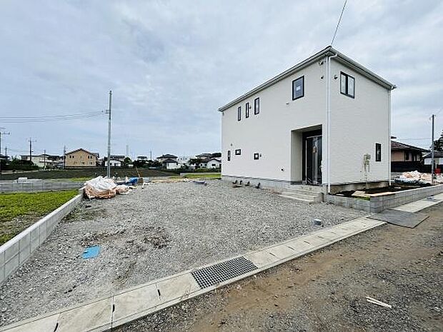 シンプルな外観が特徴の住まいです。白を基調としたデザインがさわやかな印象を与えます。周囲は開放感があり広さを感じられます。窓も多く採光が期待できる配置です。敷地の使い方にも自由度があります。