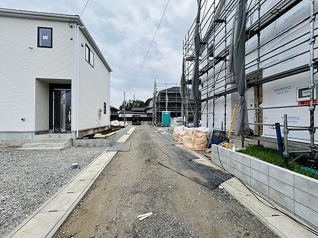 ゆったりとした前面道路があり車の出し入れもしやすい造りです。建物前のスペースも広く開放的な印象が特徴です。周辺は新しい住宅が建ち並ぶエリアで整った街並みが感じられます。